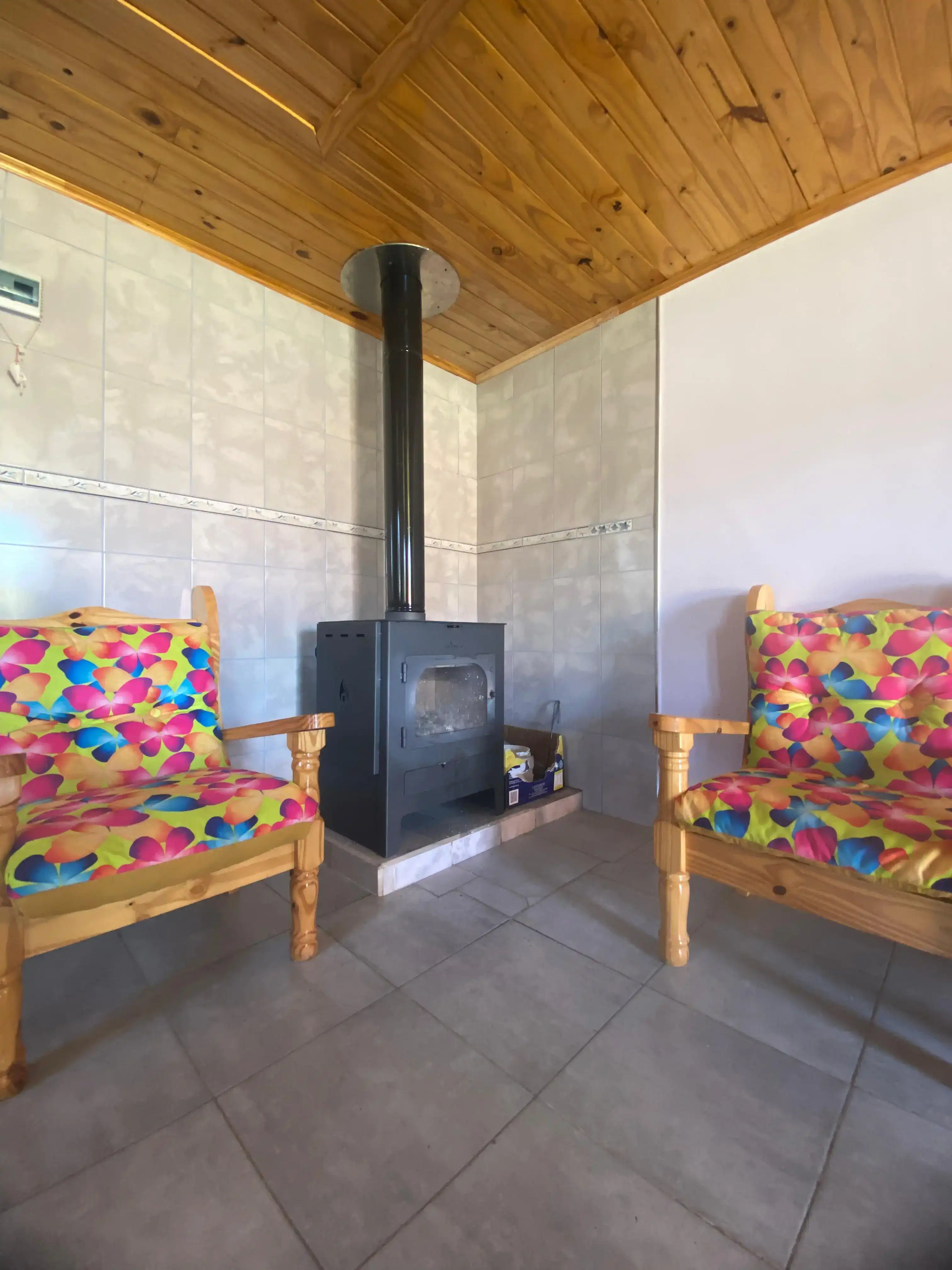 Interior de Cabaña Andesita con estufa a leña