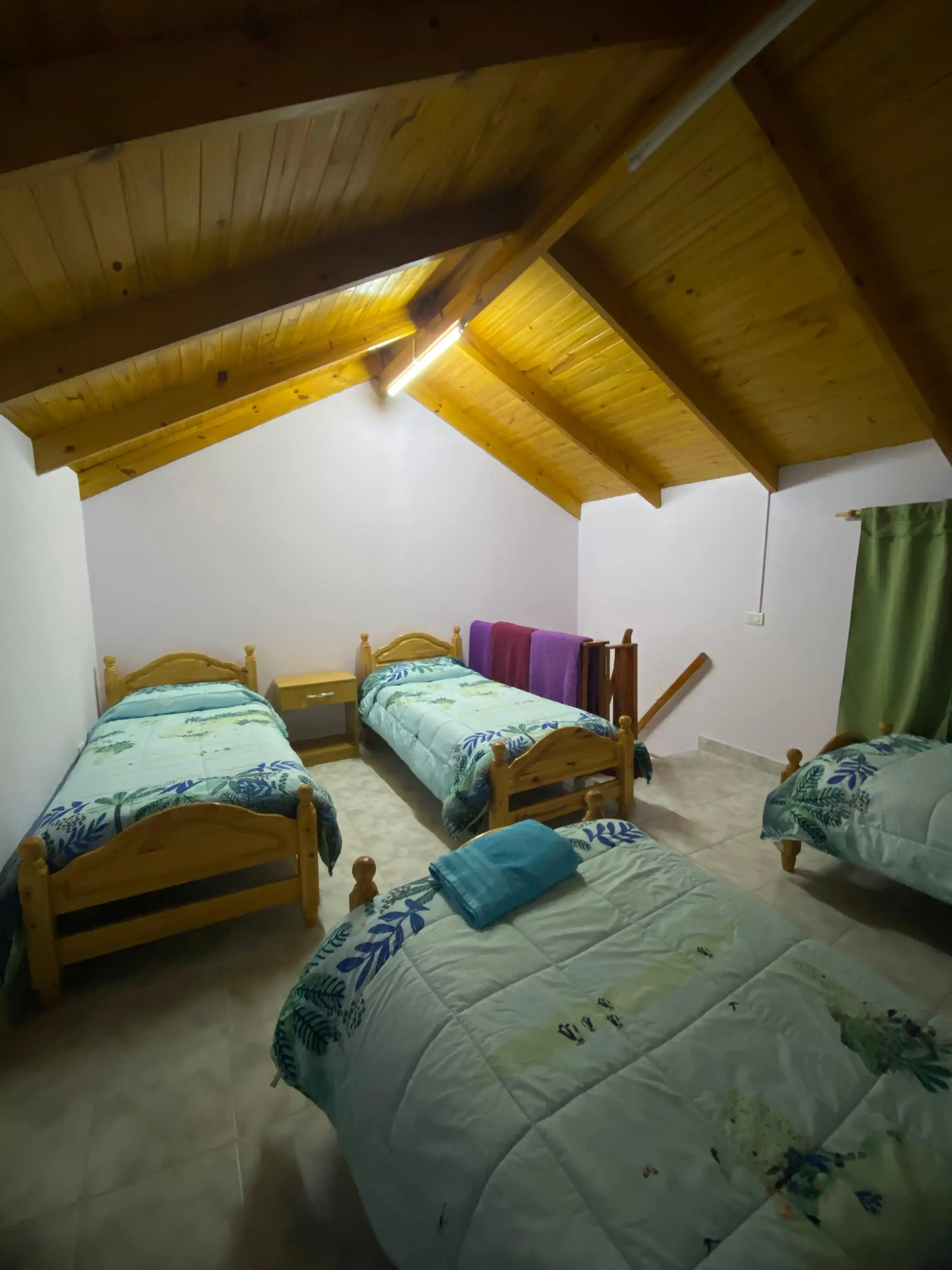 Interior de Cabaña Andesita con vista a la habitación de cuatro camas