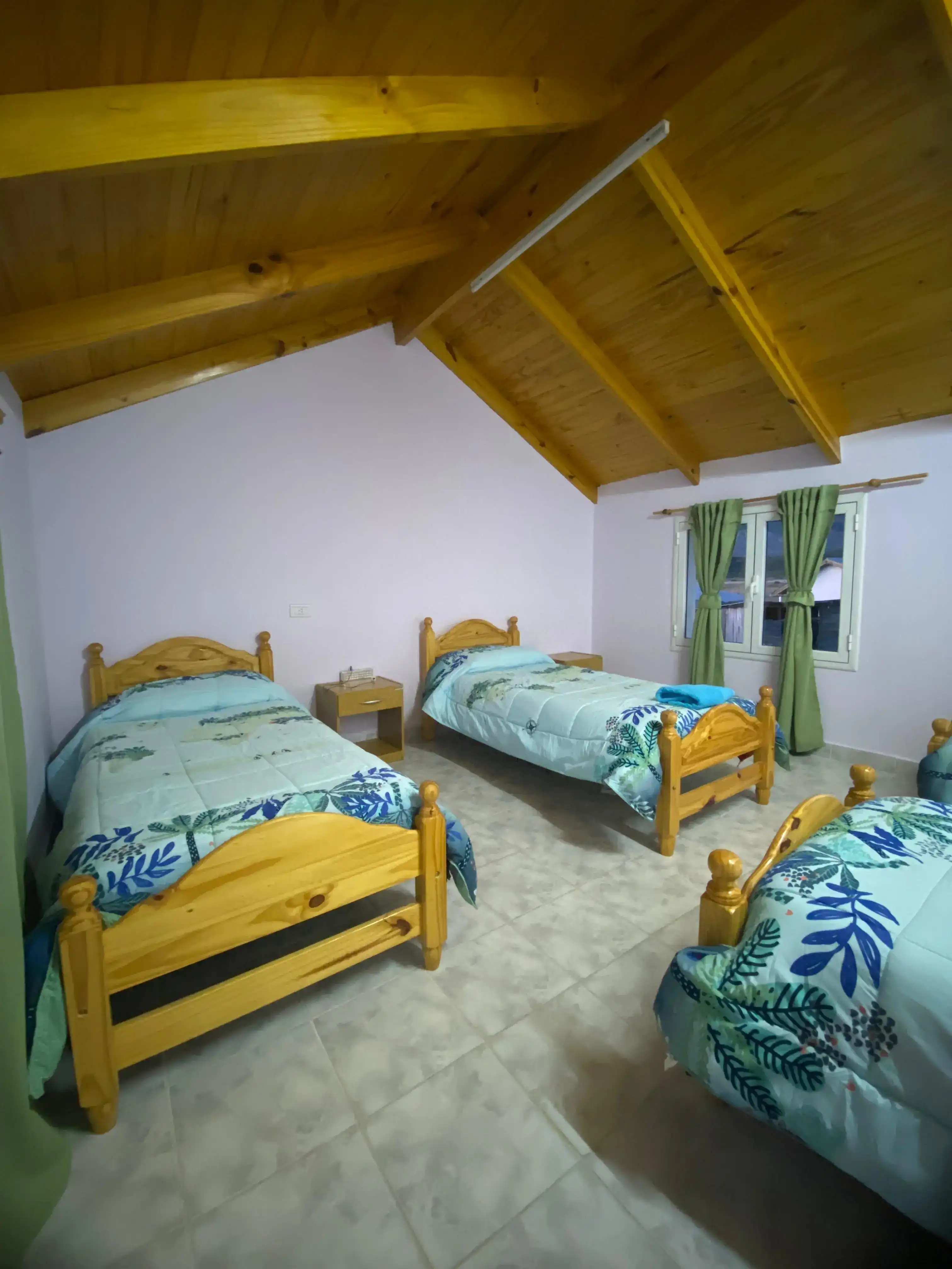 Interior de Cabaña Andesita con vista a la habitación de cuatro camas