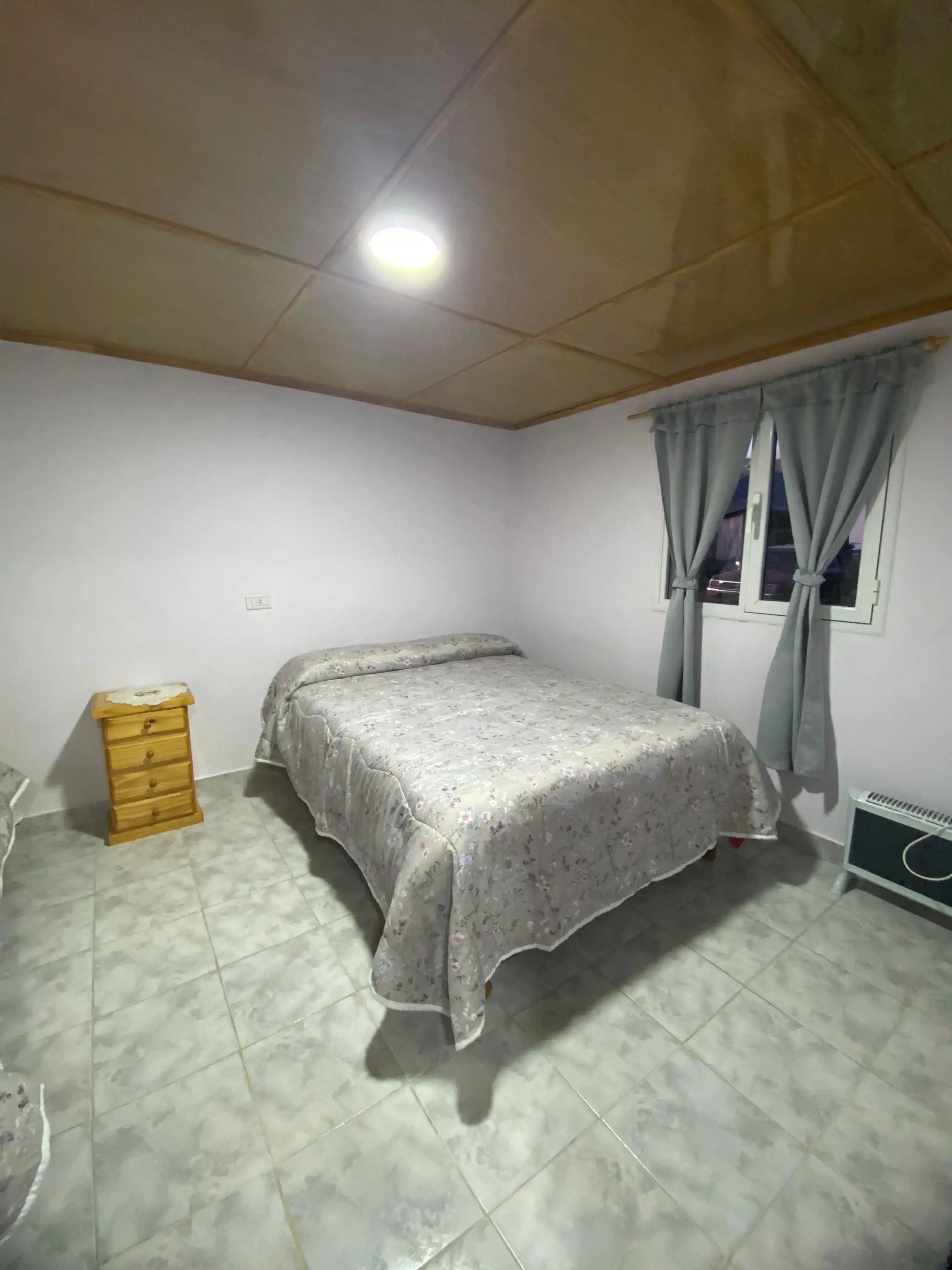 Cama matrimonial de la habitación principal