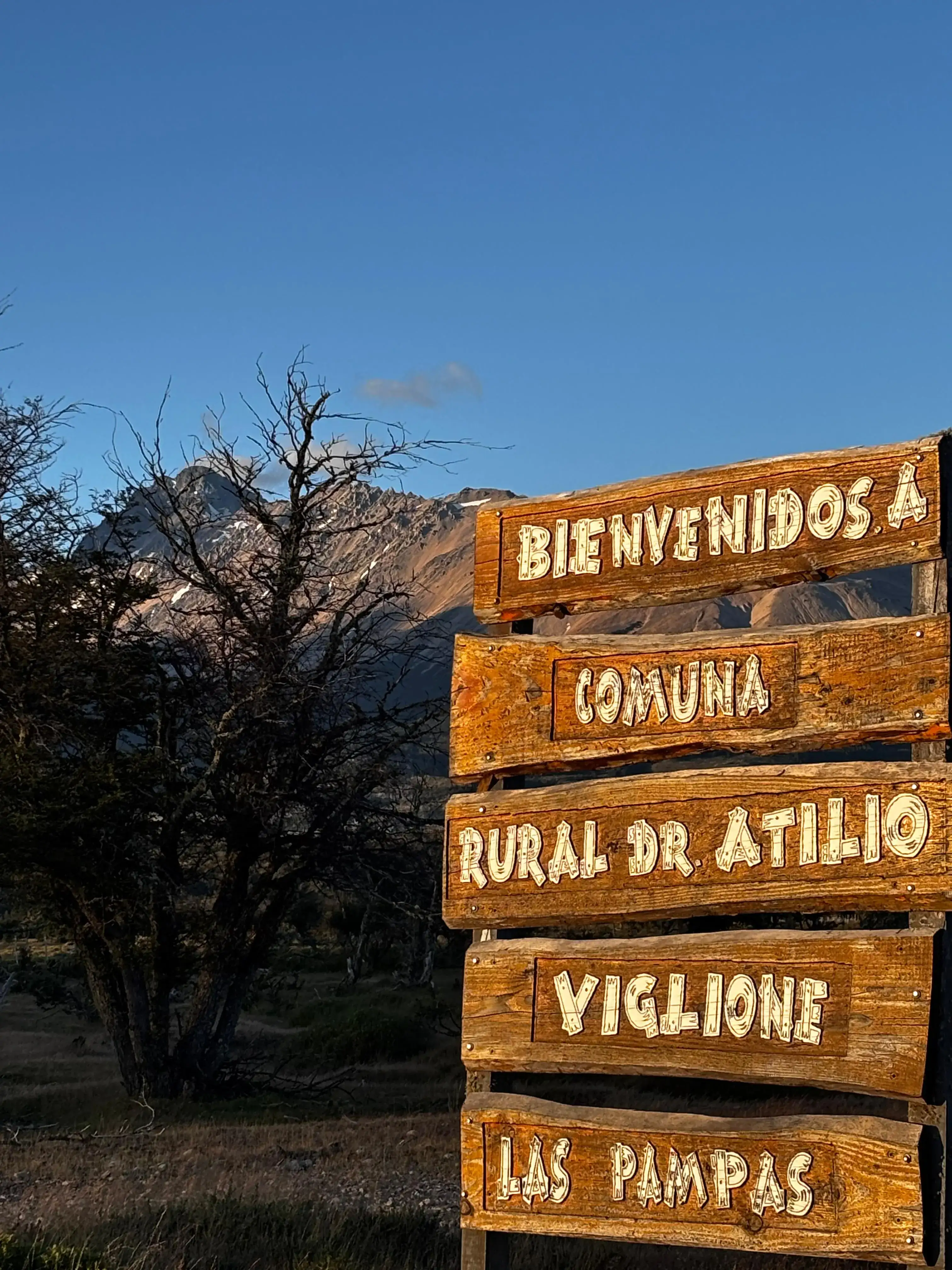 Cartel de bienvenida a la comuna Dr Atilio Viglione - Las Pampas